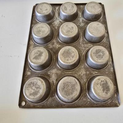 Muffin & Cake Pans – Lot of 4