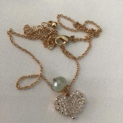 Very pretty gold tone rhinestone heart fashion necklace