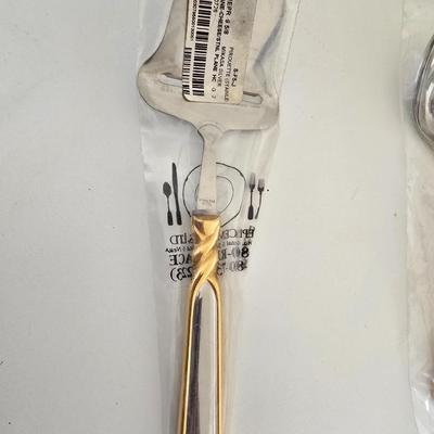 Mikasa Pirouette stainless Gold Accented Serving Utensils – Set of 3 (New in Packaging)