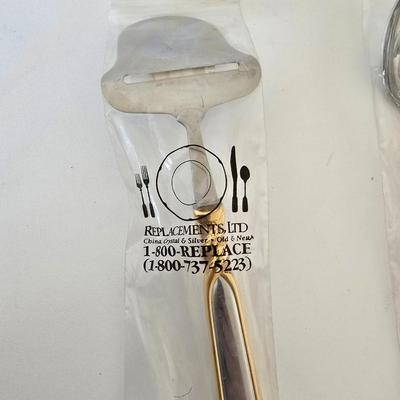 Mikasa Pirouette stainless Gold Accented Serving Utensils – Set of 3 (New in Packaging)