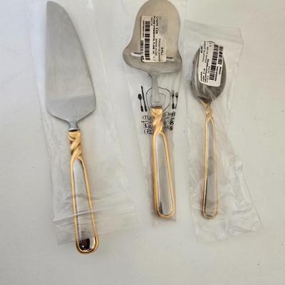 Mikasa Pirouette stainless Gold Accented Serving Utensils – Set of 3 (New in Packaging)