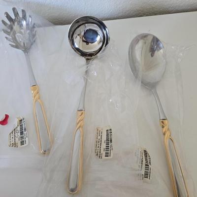 Mikasa Pirouette Gold Accented Serving Utensils – Set of 3 (New in Packaging)