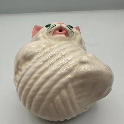 Vintage White Cat Yarn Porcelain String Holder