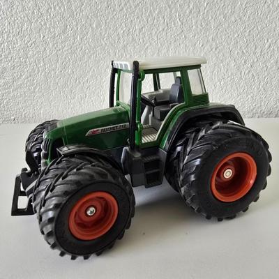 L.C.N. Dronten 2000 Fendt Favorit 712 Vario Tractor – Dual Front & Rear Tires