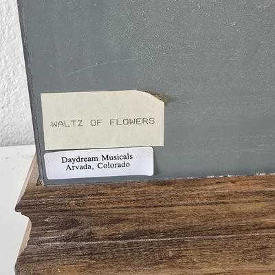 Vintage Glass Faux Floral Keepsake Terrarium music boxes – Set of 2