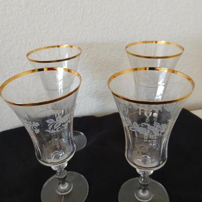 Mikasa “Antique Lace” Crystal Wine Glasses with Gold Rim – Set of 4
