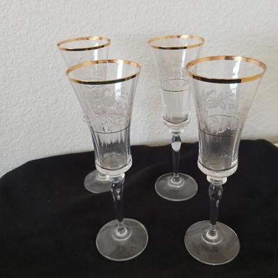 Mikasa “Antique Lace” Etched Crystal Champagne Flutes with Gold Rim – Set of 4