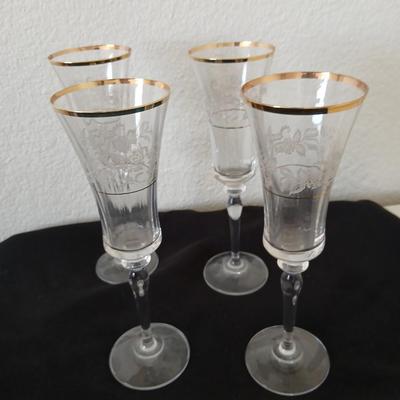 Mikasa “Antique Lace” Etched Crystal Champagne Flutes with Gold Rim – Set of 4