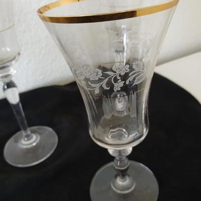 Mikasa “Antique Lace” Etched Crystal Wine Glasses with Gold Rim – MIXED Set of 6