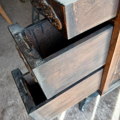 Antique Franklin Treadle Sewing Machine in Oak Cabinet – Ornate Cast Iron Base