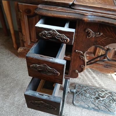 Antique Franklin Treadle Sewing Machine in Oak Cabinet – Ornate Cast Iron Base