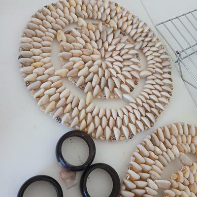 Mixed Kitchen & Decor Lot – Cooling Racks, Shell Trivets, Napkin Rings