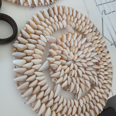 Mixed Kitchen & Decor Lot – Cooling Racks, Shell Trivets, Napkin Rings