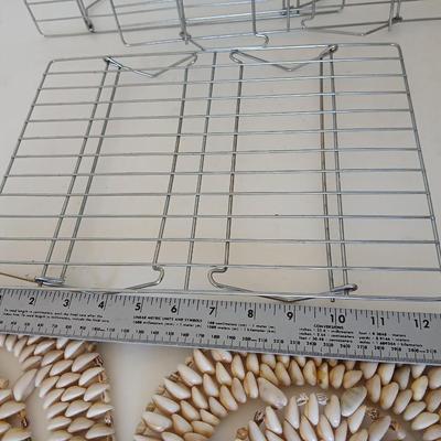 Mixed Kitchen & Decor Lot – Cooling Racks, Shell Trivets, Napkin Rings