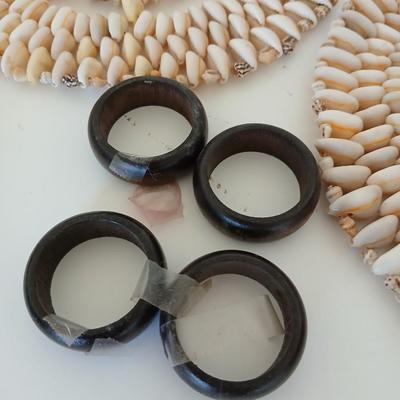 Mixed Kitchen & Decor Lot – Cooling Racks, Shell Trivets, Napkin Rings