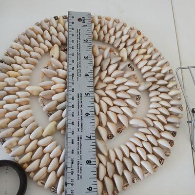 Mixed Kitchen & Decor Lot – Cooling Racks, Shell Trivets, Napkin Rings