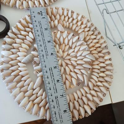 Mixed Kitchen & Decor Lot – Cooling Racks, Shell Trivets, Napkin Rings