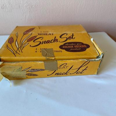 8 - PIECE ANCHOR HOCKING SNACK SET