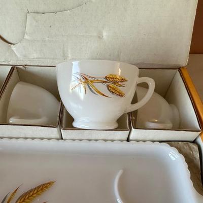 8 - PIECE ANCHOR HOCKING SNACK SET