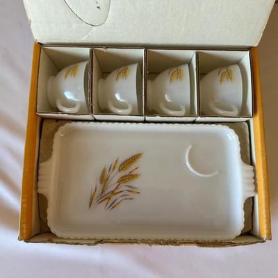 8 - PIECE ANCHOR HOCKING SNACK SET