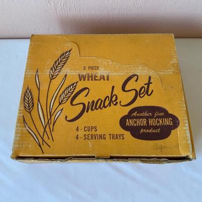 8 - PIECE ANCHOR HOCKING SNACK SET