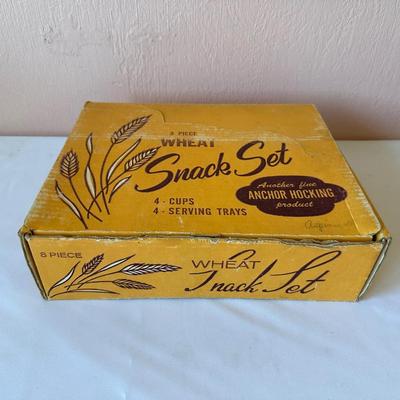 8 - PIECE ANCHOR HOCKING SNACK SET