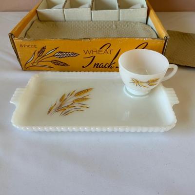 8 - PIECE ANCHOR HOCKING SNACK SET