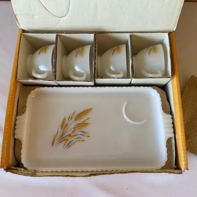8 - PIECE ANCHOR HOCKING SNACK SET