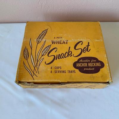 8 - PIECE ANCHOR HOCKING SNACK SET