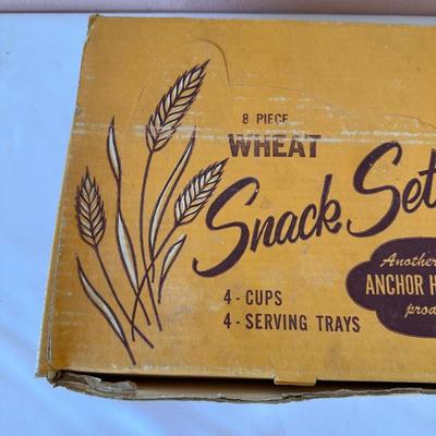 8 - PIECE ANCHOR HOCKING SNACK SET