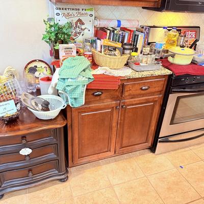 Lot 9: Kitchen Cookbooks, Cookware & More