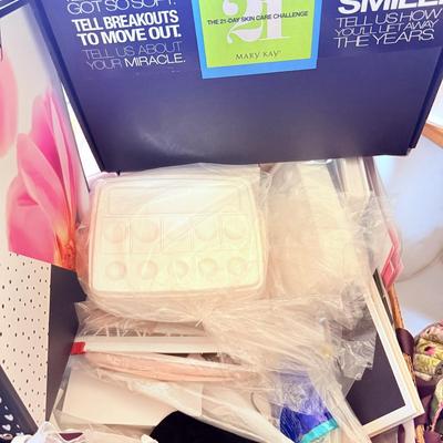 Lot 15: Mary Kay Cosmetics & Makeup Selection