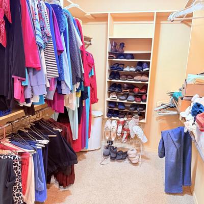 Lot 17: Women’s Clothing & Shoes
