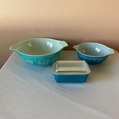 PYREX BOWLS AND REFRIGERATOR DISH