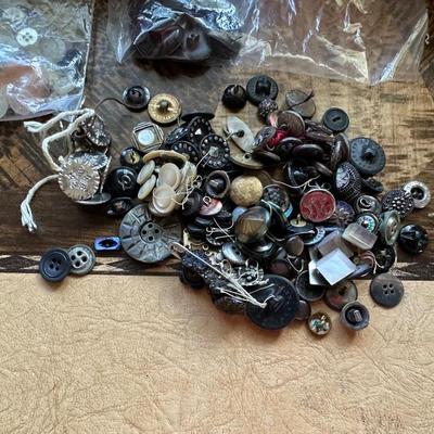 A HUGE ASSORTMENT OF OLD BUTTONS