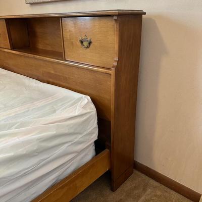 QUEEN SIZE BED WITH A SLIDING BOOKSHELF HEADBOARD