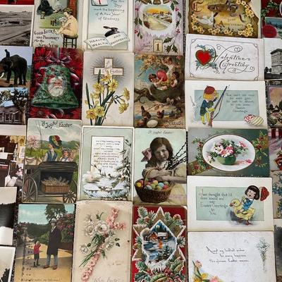 AN ASSORTMENT OF VINTAGE POSTCARDS