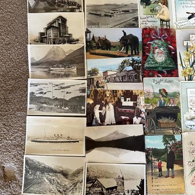 AN ASSORTMENT OF VINTAGE POSTCARDS