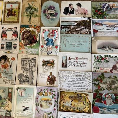 AN ASSORTMENT OF VINTAGE POSTCARDS
