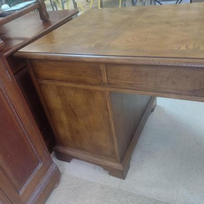 Vintage Wood Finish Knee Hole Executive's Desk