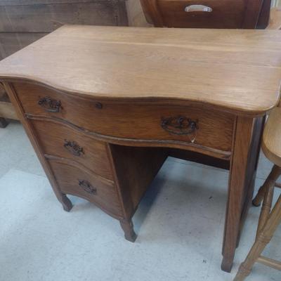 Antique Oak Diminutive Knee Hole Desk/Vanity