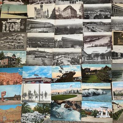 A LARGE LOT OF VINTAGE POSTCARDS