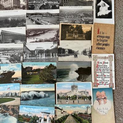 A LARGE LOT OF VINTAGE POSTCARDS