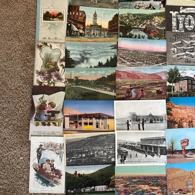 A LARGE LOT OF VINTAGE POSTCARDS