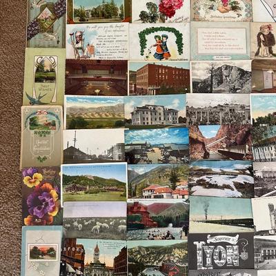 A LARGE LOT OF VINTAGE POSTCARDS