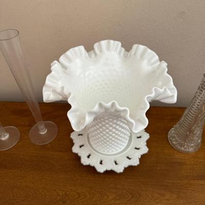 FENTON HOBNAIL MILK GLASS VASE WITH 4 BUD VASES