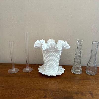 FENTON HOBNAIL MILK GLASS VASE WITH 4 BUD VASES