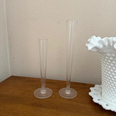 FENTON HOBNAIL MILK GLASS VASE WITH 4 BUD VASES