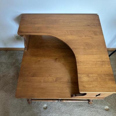 REVERSED HOBNAIL GLASS LAMP AND A MID-CENTURY 2 TIER END TABLE
