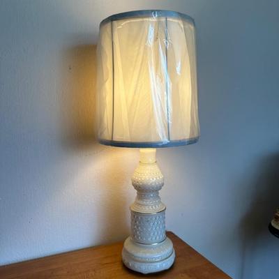 REVERSED HOBNAIL GLASS LAMP AND A MID-CENTURY 2 TIER END TABLE
